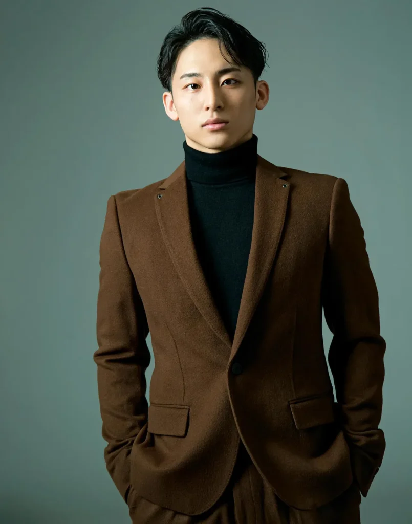 ジャケット姿がかっこいい河村勇輝さん