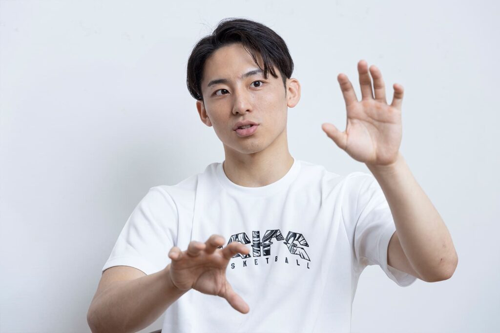 白Tシャツがかっこいい河村勇輝さん